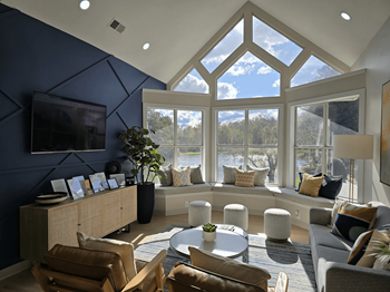 Lakeside clubroom lounge w/full kitchen
